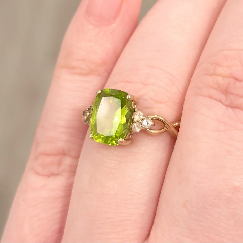 Vintage 10K Gold Peridot Ring: Filigree Band, Quartz Accents, Size 6.75 - Picture 6 of 11